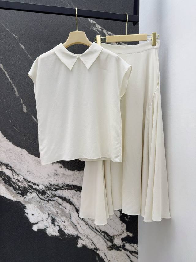 Lp20Ss 春夏新品高智感女神穿搭套装 娃娃领设计衬衫搭配中高腰半身裙 南法风情氛围感一套穿搭甜美灵动 进口天丝亚麻面料质感轻盈舒适 压褶裙摆设计优雅气质随性