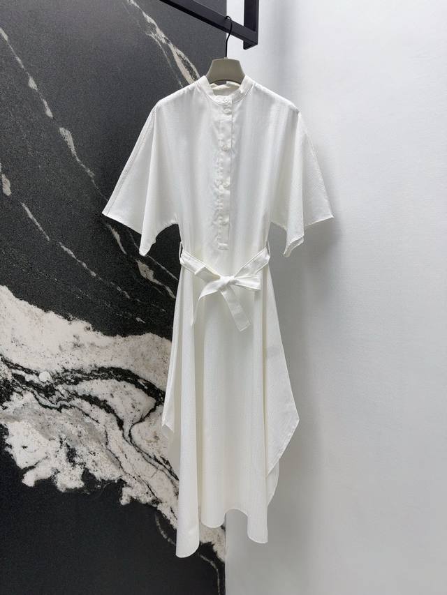 Her 25Ss 春夏新品官网同步H暗纹提花小立领连衣裙 肩部饰有交织花边刺绣工艺 简约大气不失精致感 随性系上腰带上身超显瘦 简洁大方不挑人 高开叉对称剪裁裙