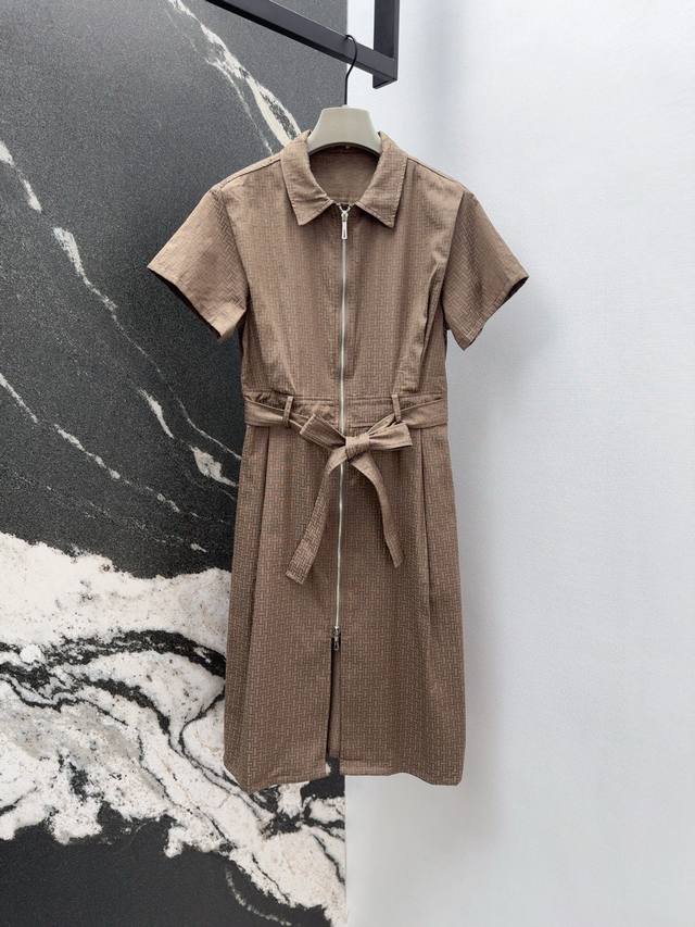 Her 25Ss 春夏新品官网同步H暗纹提花小翻领拉链式连衣裙 定位压褶处理很有质感 简约大气不失精致感随性系上腰带上身超显瘦 懒人必备简洁大方不挑人 休闲帅气