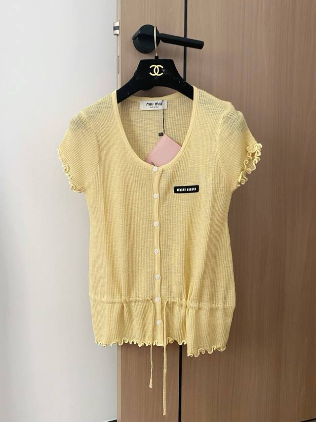 上新原单高端品质 Miumi*2025春夏最新系列！腰间抽绳显瘦针织短袖！Logo点缀修饰 上身显瘦百搭 3色！S-M-L3码！高品质大货