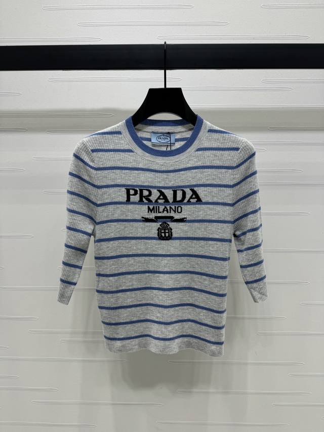 上新原单高端品质 Prad* 2025春夏最新系列！条纹针织短袖！经典爆款单品回归！定制羊毛针织材质 多重水洗 质感上乘 亲肤柔软 圆领短袖设计 成衣撞色条纹图