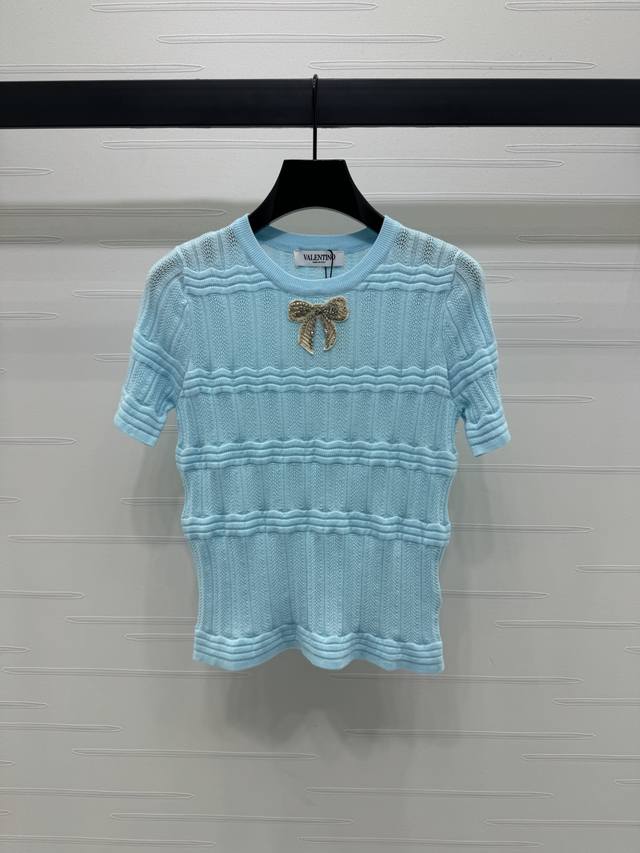 上新原单高端品质 Valentin*2025春夏最新系列！蝴蝶结镶钻针织短袖！定制Yb针织纱线材质织造 质感高级 透气舒适 针织圆领短袖剪裁 通体利用波浪条纹钩