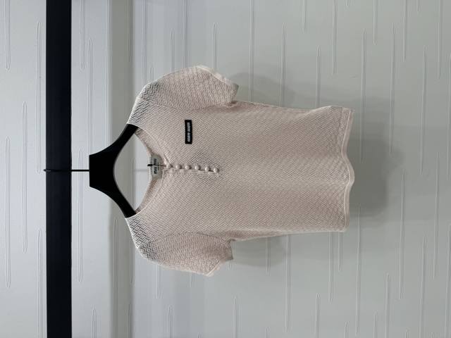上新原单高端品Miumi* 2025春夏最新系列！菱格镂空针织短袖！定制进口棉毛纱线织造透气舒适 质感十足 细密菱格钩针纹理 圆领配合钮扣半开襟设计 随意调节开