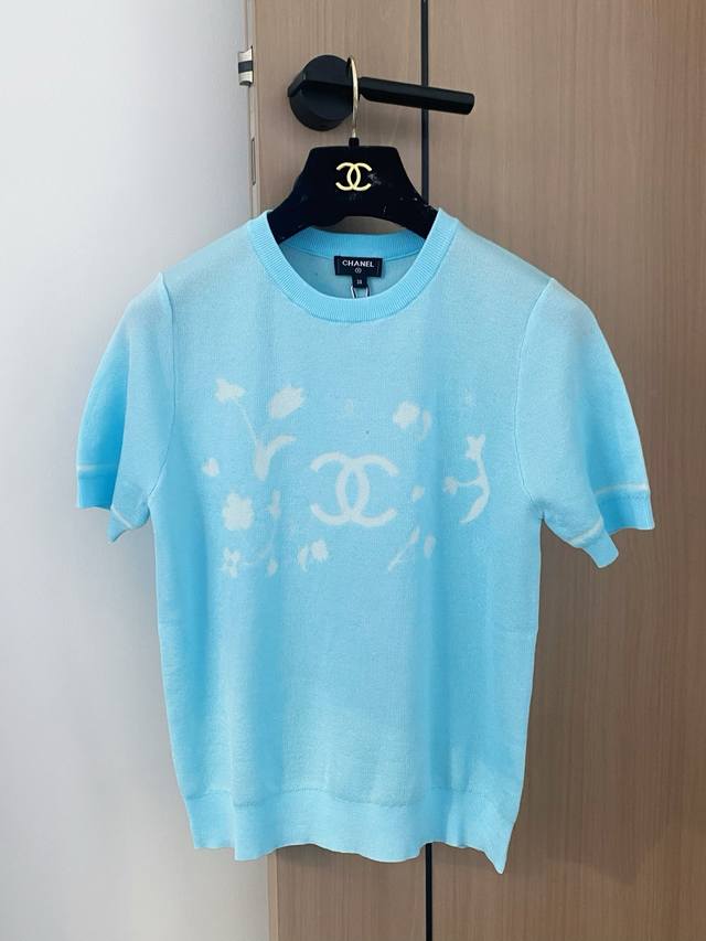 上新原单高端品质 Chane* 2025春夏最新系列！花卉Logo针织短袖！定制Yb羊毛纱线织造 柔软亲肤 舒适有型 整体采用亮色系撞色品牌微标提花工艺 形成层