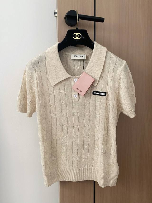 上新原单高端品Miumi* 2025春夏最新系列！麻花翻领针织短袖！定制进口纱线织造 质感高级舒适 麻花肌理纹路 胸前品牌标签 彰显品牌个性 凸显穿搭高级感 弹