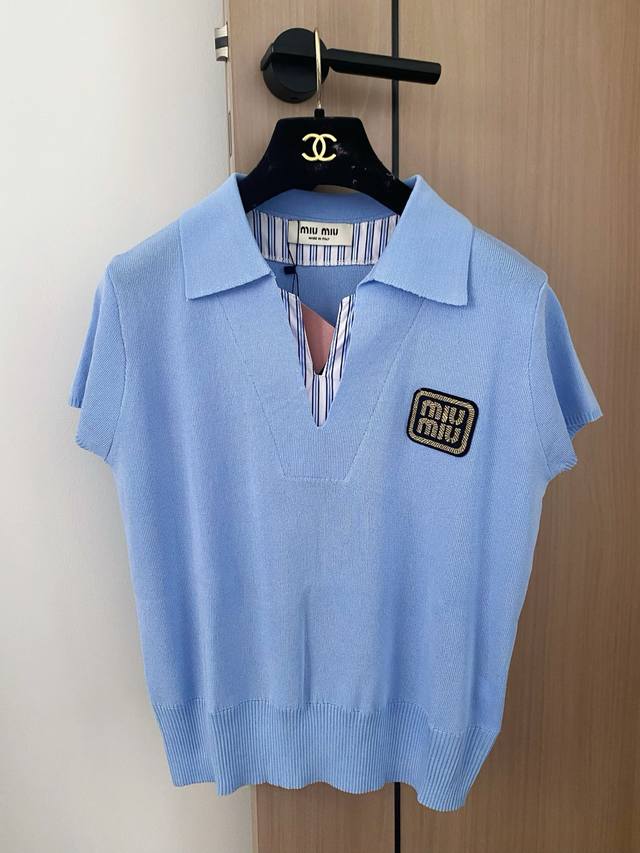 上新原单高端品质 Miumi*2025春夏最新系列！翻领假两件针织短袖！定制羊毛纱线织造 细腻柔软 垂顺冰爽 精致针织短袖版型 翻领鸡心领设计 内外撞色形成假两