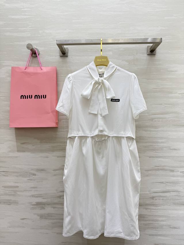 Miumi2新款 拆卸三件套连衣裙 拆卸围巾式飘带设计 刺绣水溶花边点缀 不挑人版型上身巨显瘦 可盐可甜俏皮少女风 干干净净的纯白色 纯净无暇 高品质定制 现货