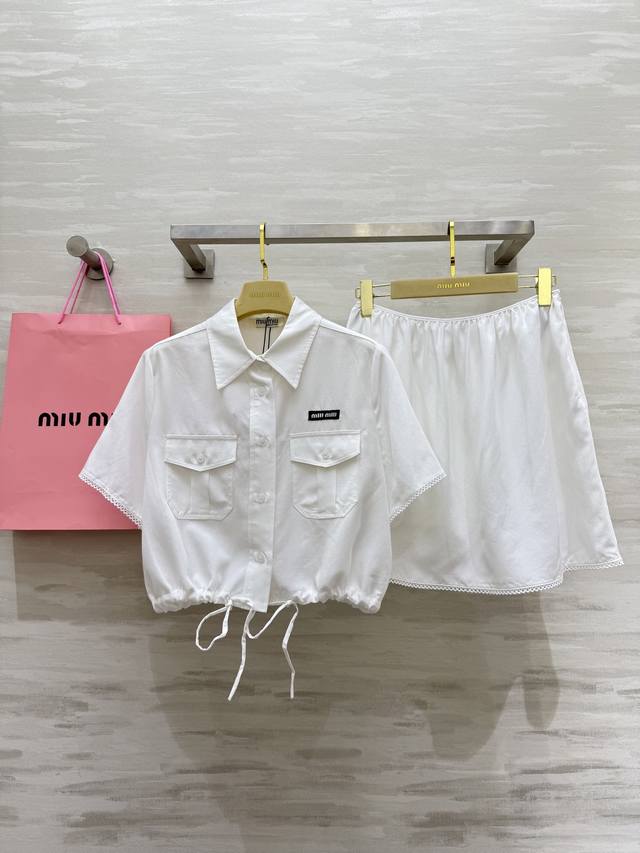 Miumi2新款俏皮减龄套装 经典短款剪裁 一套搭配显长腿比例 随意慵懒 天丝亚麻混纺面料 轻薄透气性很好 小Logo徽章装饰细节感在线 衬衣灵活抽绳设计 高品