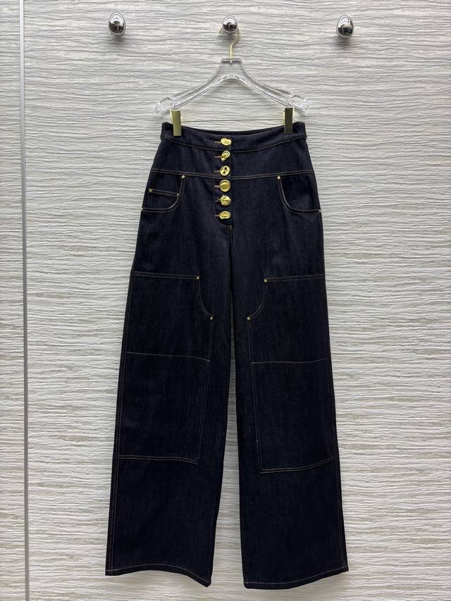 四个码Smlxl Sch家 25春夏新款 异形扣直筒牛仔裤 独具匠心的设计 让牛仔更显别致 每个扣子都不一样 细节处理到位 彰显出精致品味 松弛的显瘦 版型上身