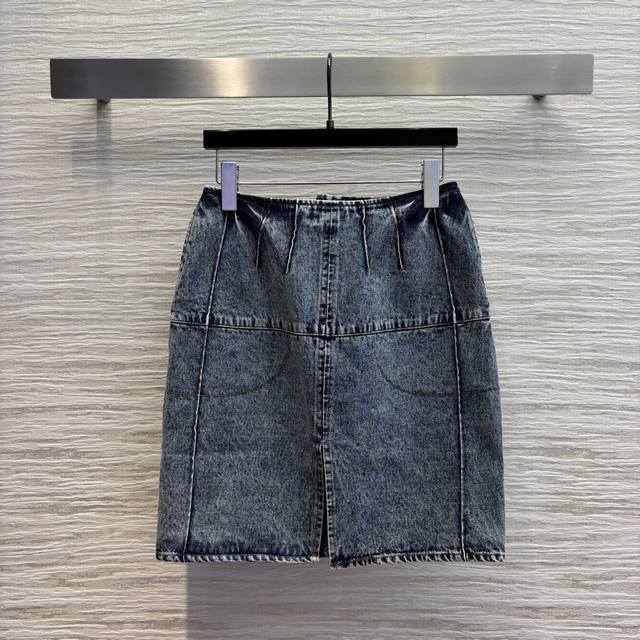Sch家 25春夏 双口袋包臂牛仔裙 温柔治愈蓝色牛仔系 高腰包臀裙型完美展示腰部线条 拉链设计小心机 版型上身巨显瘦 甜酷复古风 简约大气高级 非常包容身材
