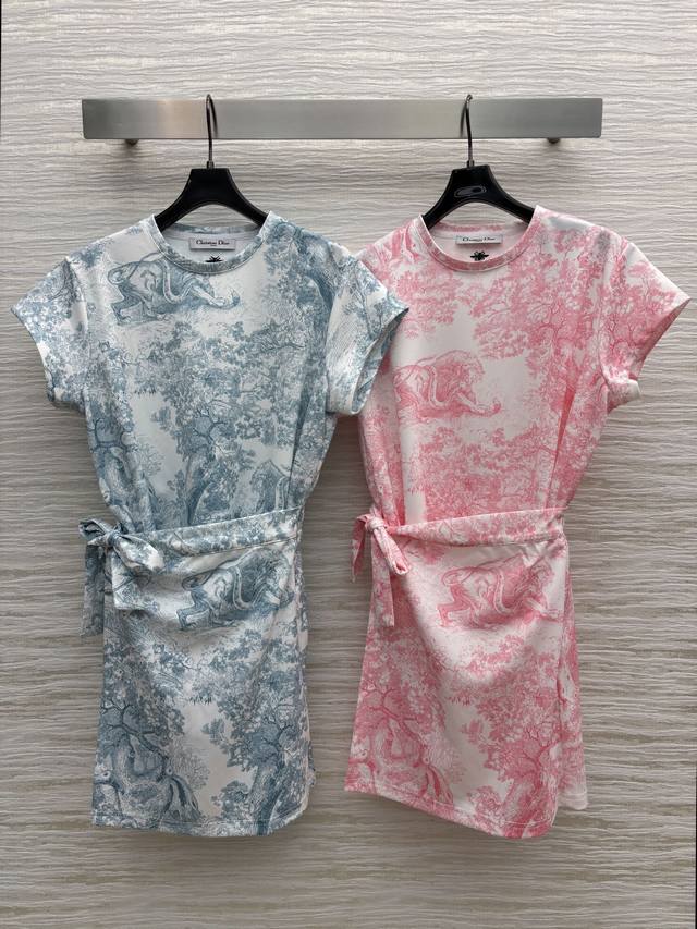 D家 25春夏 动物丛林印花圆领T恤裙 经典小圆领修饰脖颈 侧边围裙绑带设计 直筒版型不挑身材上身酷帅又减龄 日常或者休闲都很不错 两色Sml