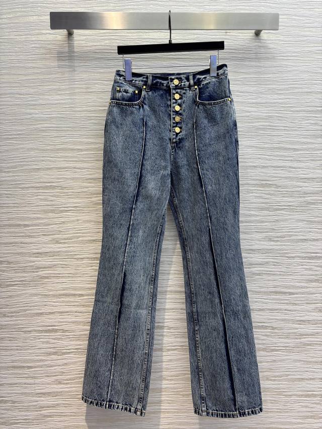 Sch家 25春夏新款 异形扣微喇牛仔裤 独具匠心的设计 裤中线点缀 让牛仔更显别致 每个扣子都不一样 细节处理到位 彰显出精致品味 松弛的显瘦 微喇的版型上身