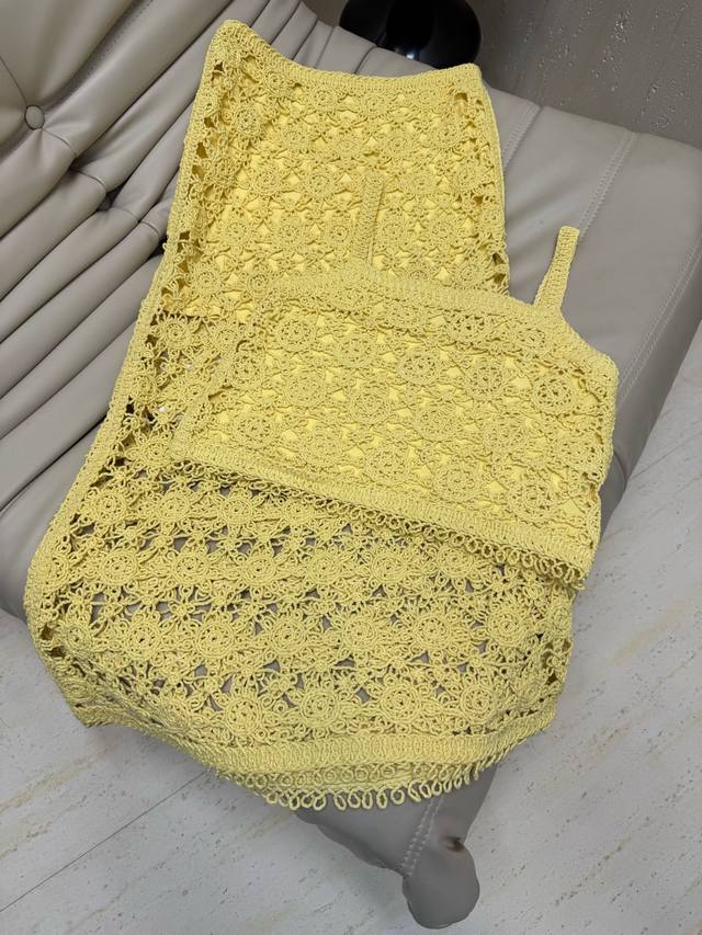P290 林允同款 2025Mj春夏新款女装长款半身裙 按原版1:1设计 法式编织镂空设计黄色半裙 气质长款高腰款式 流畅弧线，巧妙模糊胯臀边界 修饰胯臀比例