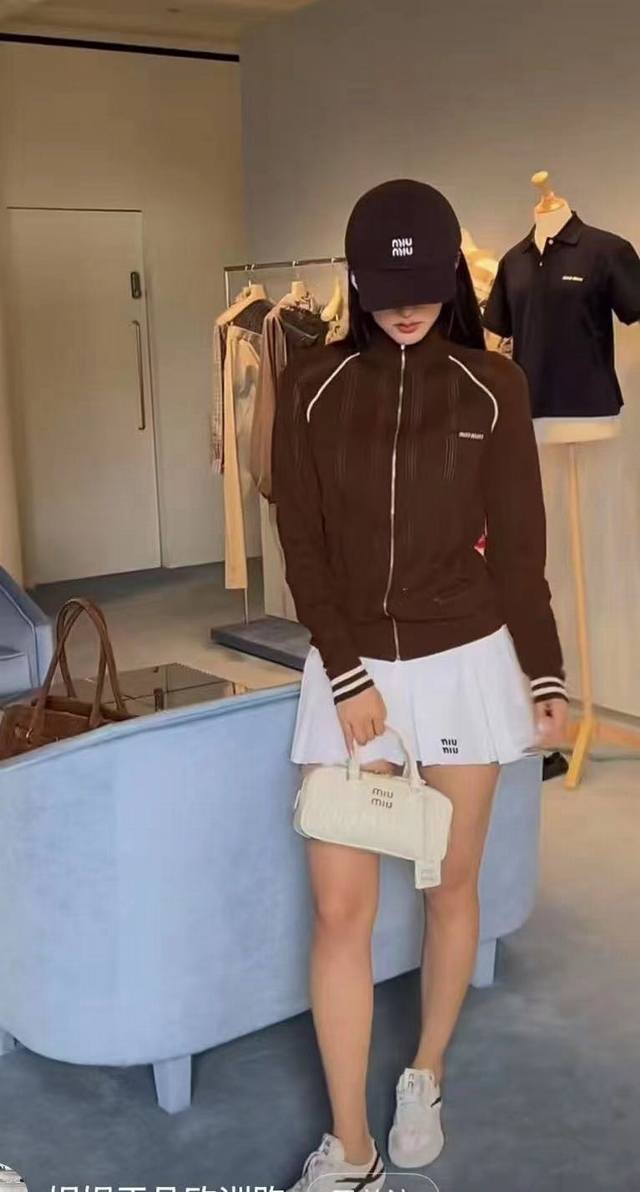 上新 Miumi* 25早秋新款微标针织Polo衫长袖上衣，定制纱线制作 饰品牌标识刺绣 Polo领撞色插肩袖口 弹力版型 单穿叠穿的经典单品。两色Sml
