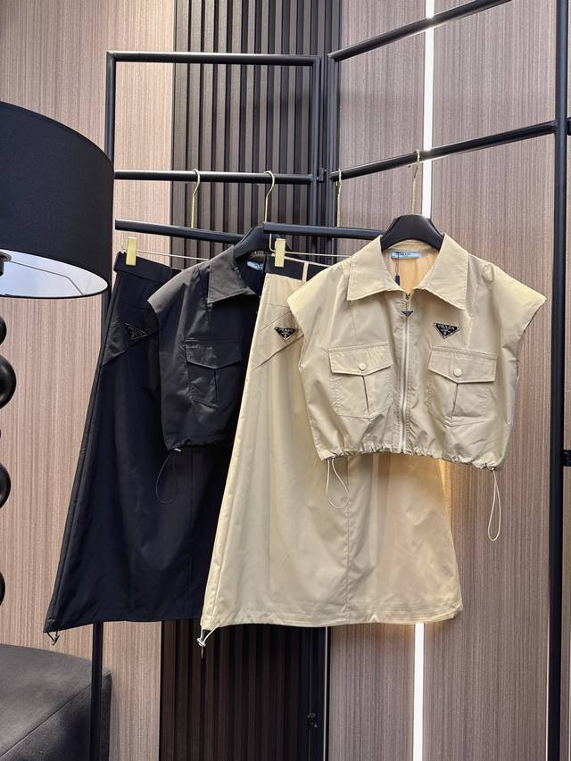 Prada 2025新版，胸前小Logo点缀半裙套装 上衣+半裙黄金组合显瘦10斤！A字裙摆修饰臀腿线条，小个子友好版型。中低端价格P享受高端设计感 两个色Sm