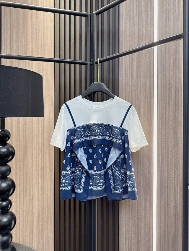 Sacai 2025新品上市 Sacai风格圆领吊带印花拼接假两件短袖上衣 一件穿出两层时尚感！精选舒适面料，精致印花工艺，假两件设计让你轻松拥有层次感穿搭。中