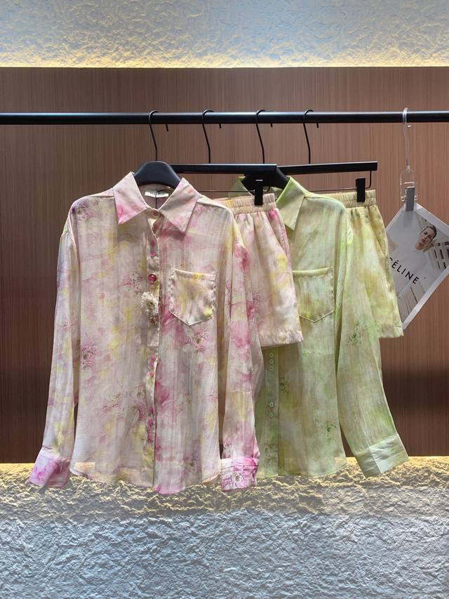 Miumiu 亚麻休闲套装｜自然随性夏日风 长袖上衣+短裤的亚麻套装，采用天然亚麻面料打造，透气亲肤，带来清爽舒适的穿着体验。上衣以简约翻领设计搭配胸前口袋 细
