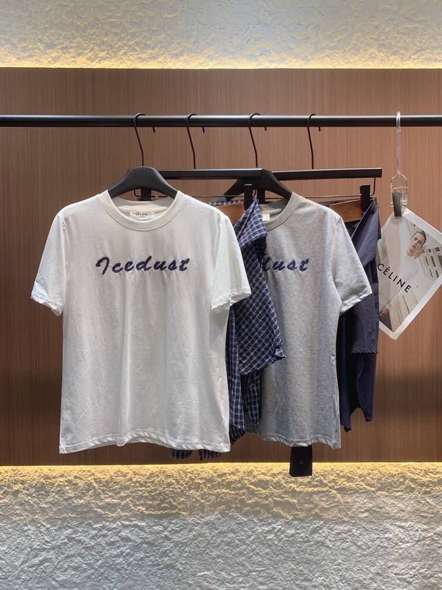 Celine 短袖T恤+半裙组合轻松搞定夏日时髦造型！上衣简约百搭，胸前Logo刺绣提升精致度，低调又有辨识度。半裙设计感十足 不规则下摆打破沉闷，行走间灵动有