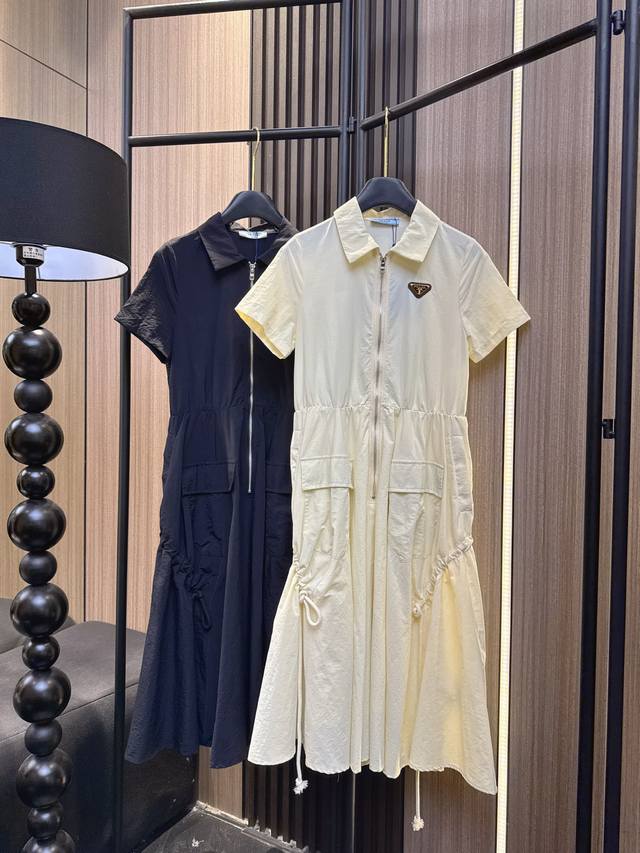 Prada 2025夏日新品上架！这款腰间收腰设计的口袋连衣裙，完美修饰身材比例，展现优雅气质。精选舒适面料，百搭款式日常通勤两相宜，快来选购属于你的时尚单品吧