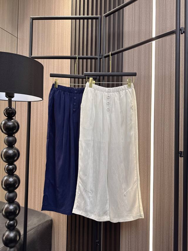 玛吉拉 2025新版 慵懒与精致的完美平衡 玛吉拉新款亚麻松紧腰设计裤，腰部松紧带+精致纽扣点缀，舒适不勒肉。天然亚麻面料透气亲肤，都市女性的日常穿搭首选！两个