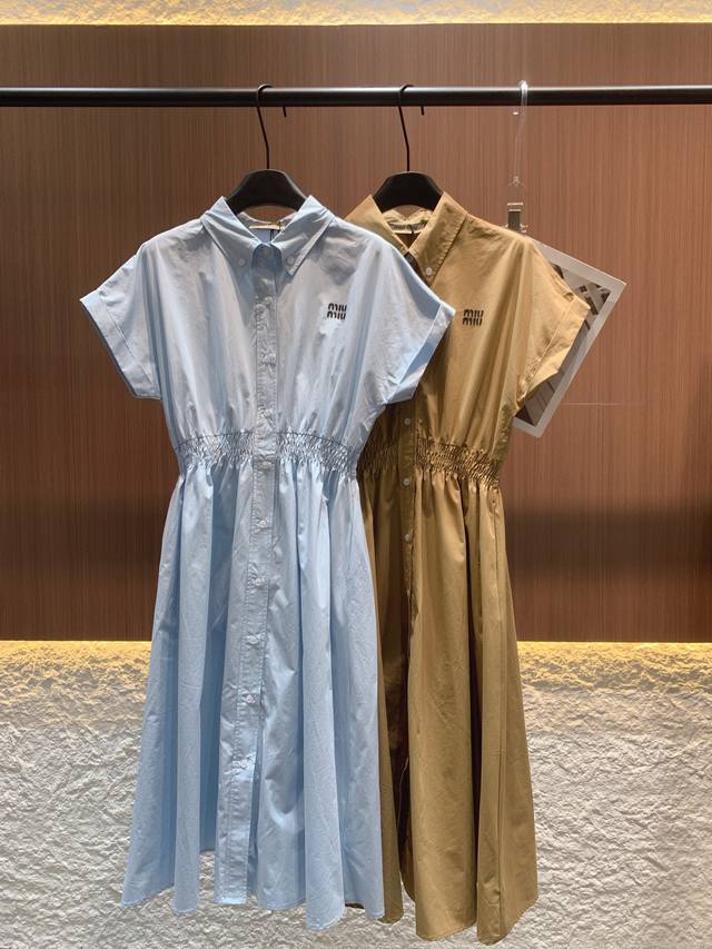 Miumiu Miumiu风减龄衬衫裙｜少女感通勤两穿 翻领短袖衬衣连衣裙兼具衬衫的利落与裙装的柔美，橡筋收腰版型巧妙勾勒腰线，藏肉显瘦一键搞定。胸前点缀Miu