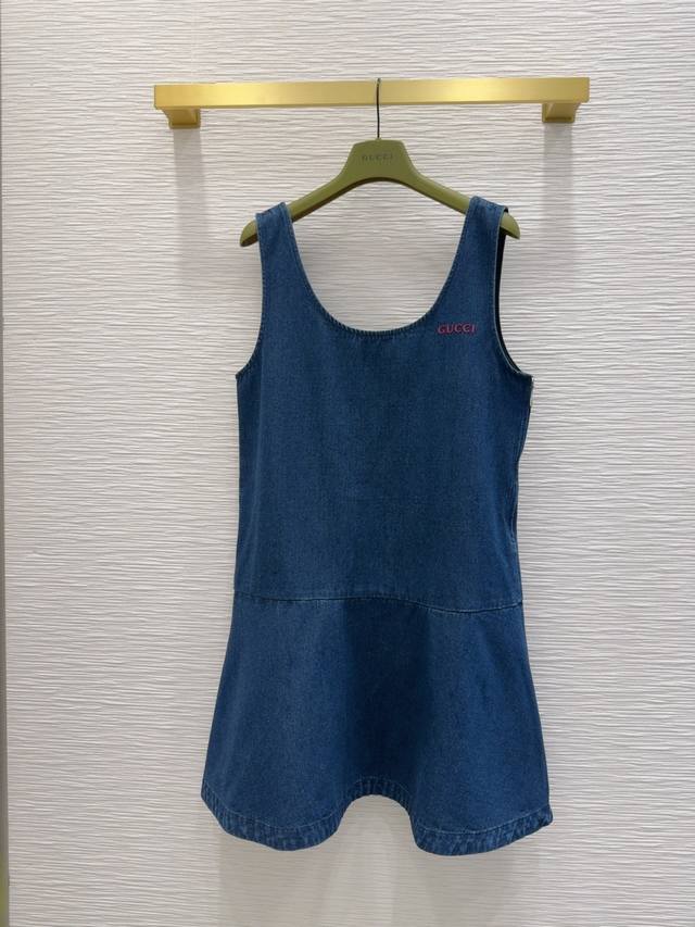 Gucc*2025Ss新款 高版出品~超时髦新款丹宁牛仔 酵洗个性色调上身又酷又飒爽 采用定制高品质斜纹棉质水洗牛仔面料，纹理细腻，棉感自然，既有筋骨感又不失柔