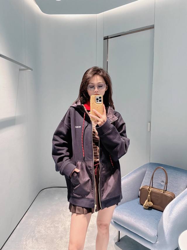 Miu Mi* 25Ss早春新款 徽标刺绣连帽抽绳夹克外套丨独家Yb开发！高版出品！帽子与大口袋相呼应 拼接尼龙面料 真的太好穿了！自带显瘦属性 脱不下来的那种