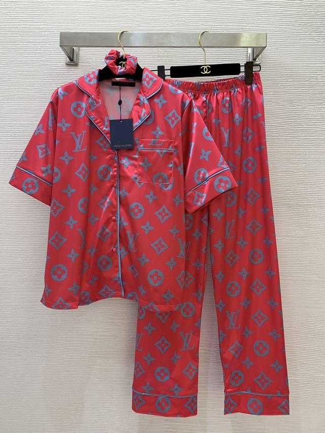 Louis*驴家Lv新款 经典老花字母Logo印花睡衣风家居服套装！休闲宽松V字翻领短袖衬衣松紧腰阔腿裤长裤！ S码：肩宽42，胸围110，袖长28，衣长68；