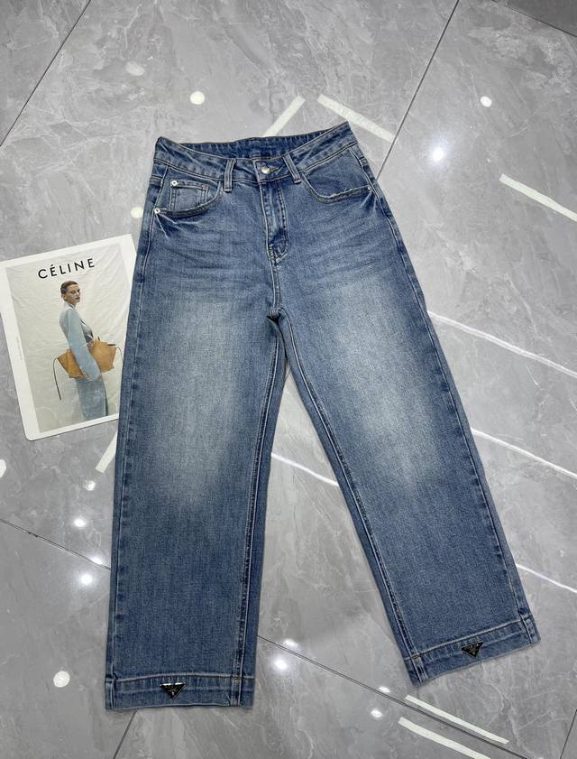 细节实拍 Pra*25新品 复古蓝直筒九分牛仔裤 时髦感满满 巧妙分割身材比例 轻松显高 百搭单品 长度到脚踝露出最瘦的脚踝 特别藏肉 很抗造的一条牛仔裤 复古