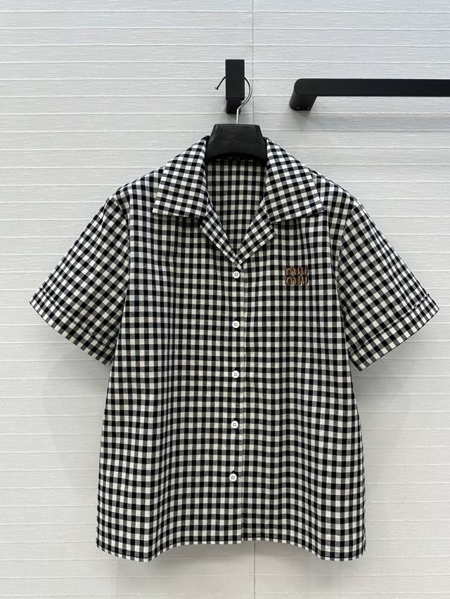 独家首发 原单品质，Miu系少女系穿搭！知识分子风黑白小格子短袖衬衫！定制进口纯棉色织面料，经典H版型上身绝绝子！复古风甜妹穿搭！皮标刺绣字母Logo低调奢华！