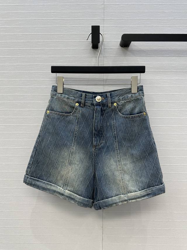 高端品质Ba*M*25Ss新品，菱格绗缝工艺丹宁牛仔卷边短裤立体剪裁高腰版型上身显高挑，气质优雅摩登俏皮，复古洗水效果 定制金属扣点缀白富美必备高级单品！做工品