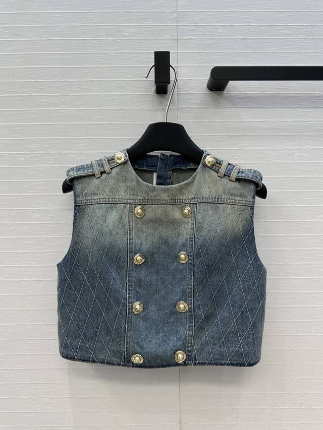 高端品质Ba*M*25Ss新品，菱格绗缝工艺丹宁牛仔马甲立体剪裁H版型小短款上身显高挑，气质优雅摩登俏皮，复古洗水效果 定制金属扣点缀白富美必备高级单品！做工品