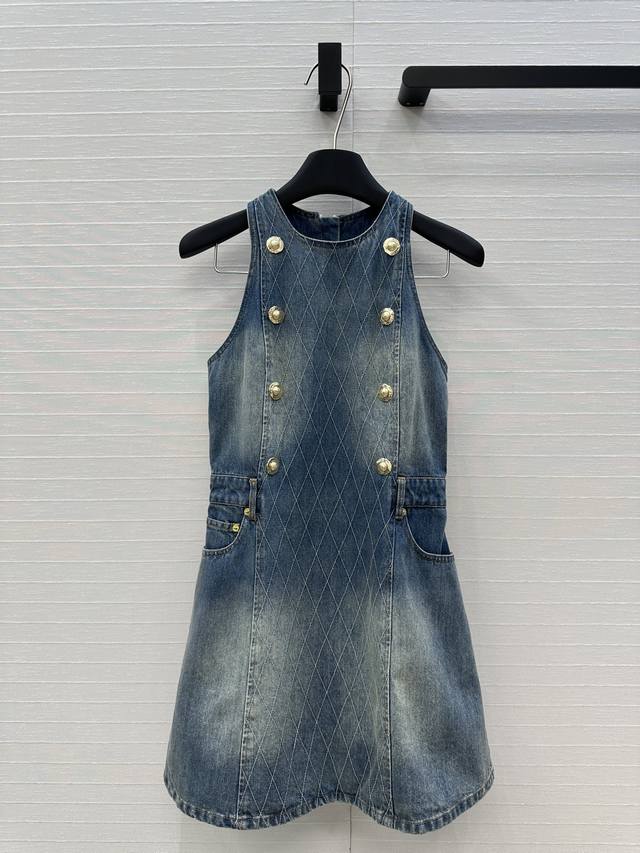 高端品质Ba*M*25Ss新品，菱格绗缝工艺丹宁牛仔连衣裙立体剪裁喇叭型大裙摆 收腰版型上身巨显瘦。气质优雅摩登俏皮，复古洗水效果 定制金属扣点缀白富美必备高级