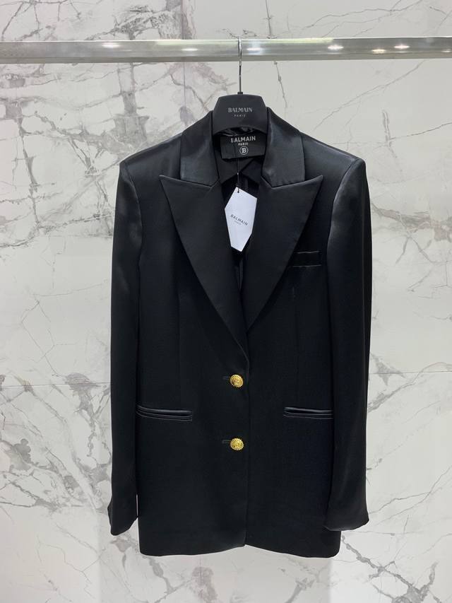 巴尔家新款醋酸西服 黑色自带高级感 干净利落的款式 立体有型的剪裁 简约大气自然收腰纤瘦量感包容身形 日常通勤皆可气质有型 码数：Sml