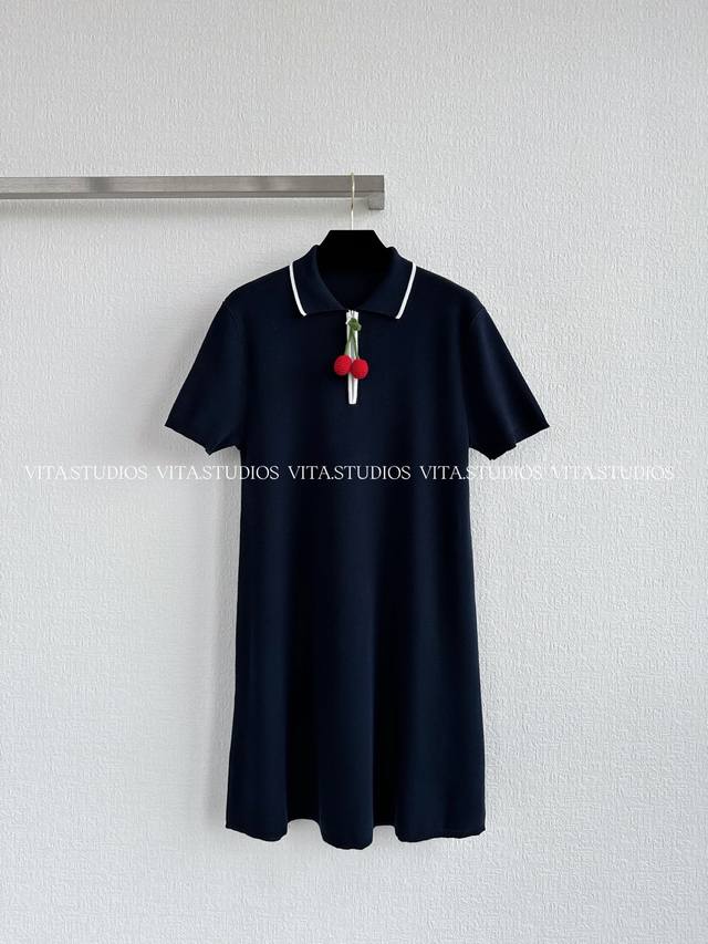 新品预售 红樱桃吊坠Polo连衣裙 孙俪同款 采用棉质面料透气亲肤，经典Polo领，简约又优雅，藏蓝色沉稳大气 白色领口撞色设计清爽又减龄，领口樱桃装饰俏皮可爱