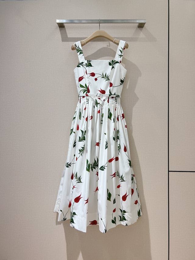 Oscar De La Rent*A 25New～ 春夏渡假新品吊带连衣裙 清新淡雅的印花元素设计，收腰剪裁定位大裙摆、腰部定位压褶工艺，搭配本布腰带，打造浪漫