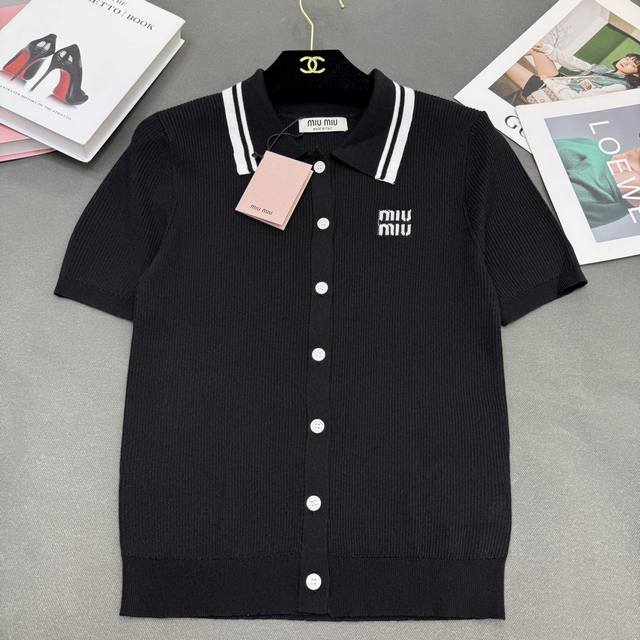 夏季Miumi#女装新款亲肤绢丝麻透气舒适，翻领弹力字母图案小开衫短袖经典百搭 米白 黑色2色 尺码Sml 现货供应