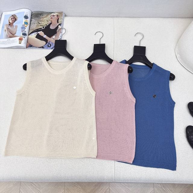 Miu 25Ss 春夏最新款冰丝无袖针织衫定制冰丝针织材质 标志性字母胸针 吸睛满分 常规版型设计 让穿搭显瘦而时髦 单穿叠穿都出彩 三色现货发售Sml S码：