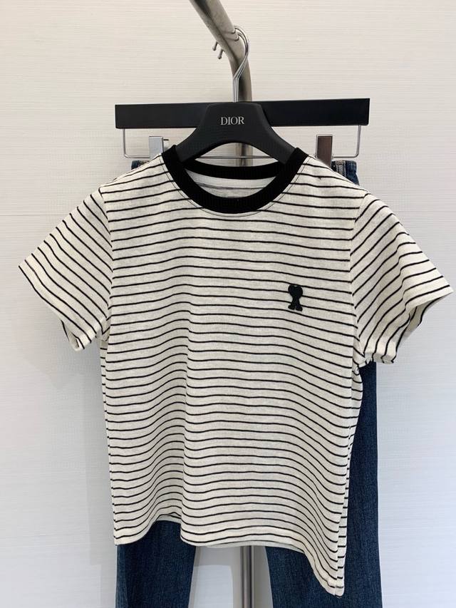 夏季新款 撞色条纹短袖，圆领舒适贴合点睛休闲姿态，和谐呼应大身，领型不易变形，上身平整易穿脱，光洁细腻。经典版型舒适塑形恰到好处，不限身材。随处可见的小心机细节