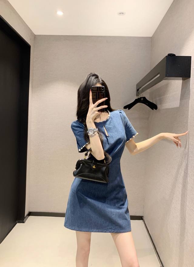 连衣裙 爆款推荐 设计感优雅绝美钉珠领牛仔连衣裙 邂逅浪漫 水洗牛仔自带随性洒脱 胸前镂空设计，刚柔并济间 勾勒出独属于你的优雅，小A摆设计 巧妙修饰身形 超级