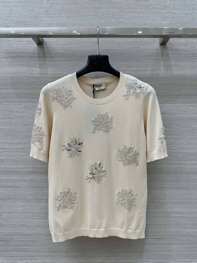 独家首发原单品质 Fe25早春新品，定制重工艺纯手工定位 立体花朵订珠亮片装饰圆领针织短袖上衣。气质少女风减龄又时髦！浪漫复古的甜美气息。定位钉珠低调奢华，经典