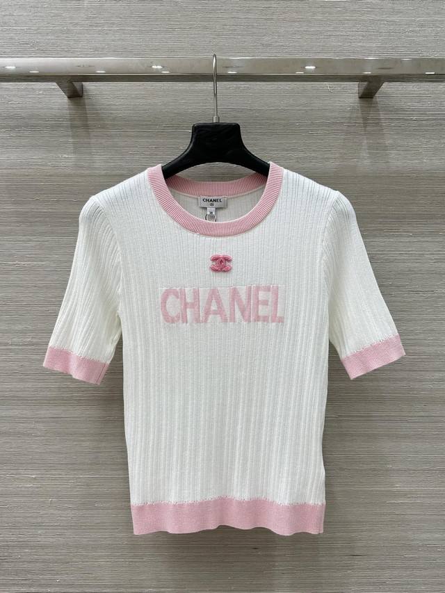 独家首发爆单推荐Coco 女孩25春夏新品！本季最火单品！撞色边字母提花针织短袖上衣！白富美必入神器！万能百搭修身版型超显瘦！定制坑条工艺织法 进口高支数纱线质