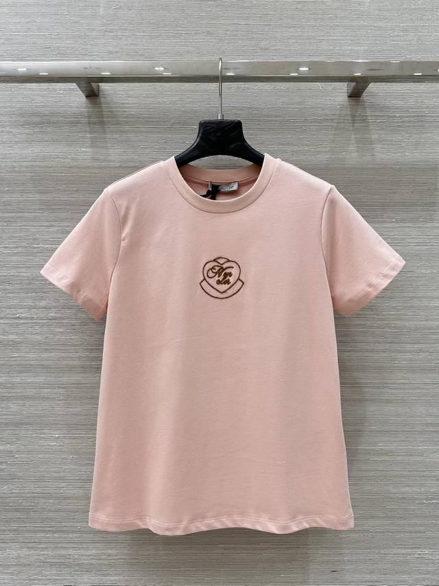 爆款推荐原单品质 Mon*25新品 爱心刺绣Logo徽标短袖T恤！简约时髦精单品！经典基础款版型百搭不挑人！休闲帅气进口纯棉质感超赞！强烈推荐自留款。三色3码