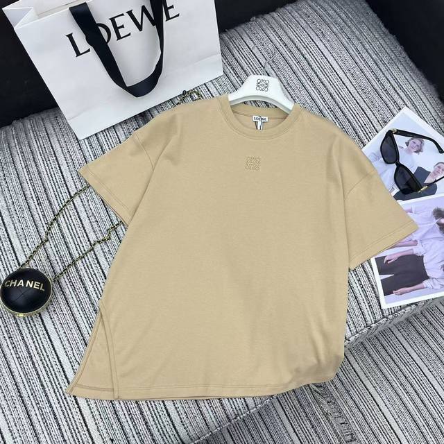 强烈推荐 Loew* 25年早春夏新款 圆领小标刺绣Logo短袖T恤丨独家高版出品！定制裁剪设计，纯棉材质与舒适度兼具。简约大气的小版型设计真的巨显身材，恰到好
