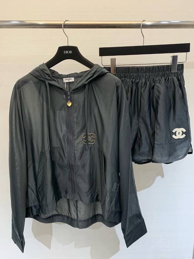 中古款 夏季新款 连帽防晒套装，连帽外套短裤 定制天丝麻棉面料 透气舒适感非常好 颜色：墨绿 浅杏 码数：