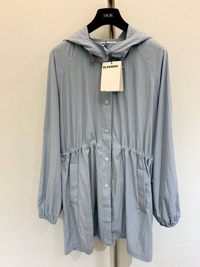 春夏新款 极简淡蓝连帽防晒外套，宽松大版型高版出品！帽子手缝标志撞色设计，内置收腰不凌乱，太适合通勤了，防风防晒都好实用！随时可以穿出高级范，逛街、出游要美翻天