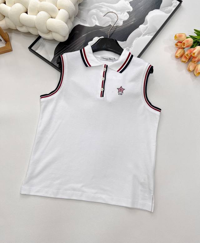 Dior25Ss春夏新款白色网球风Polo无袖背心，白色棉质混纺平纹针织面料三色标志翻领背心 这款Polo背心来自Vibe限定系列 重新诠释运动风格经典标识 彰