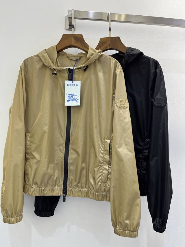 Burberryy*独家首发原单品质25春夏新品！轻盈防晒小外套！连帽小短款设计。不挑人版型帅气又时髦，原版开膜定制密胶拉链五金配件。后背饰有马术骑士徽标图案印