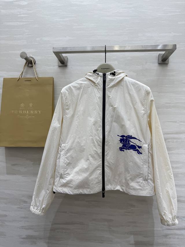 Burberr2短款连帽轻薄防晒外套 休闲英伦风 重工战马刺绣工艺 高品质 现货首发Size：S M L Xl Xxl S码肩宽：47，胸围：114，衣长：54