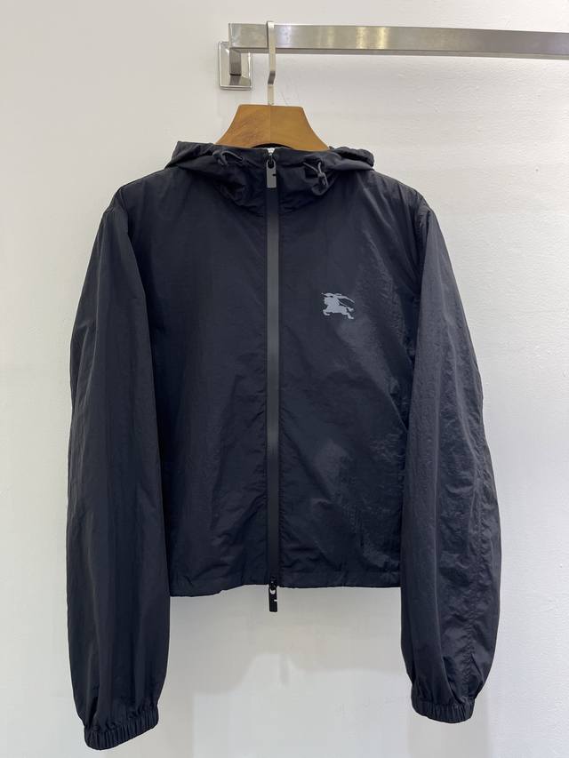 独家首发原单品质25春夏新品！轻盈防晒小外套！连帽小短款设计。不挑人版型帅气又时髦，原版开膜定制密胶拉链五金配件。后背饰有马术骑士徽标图案印花低调奢华，进口记忆